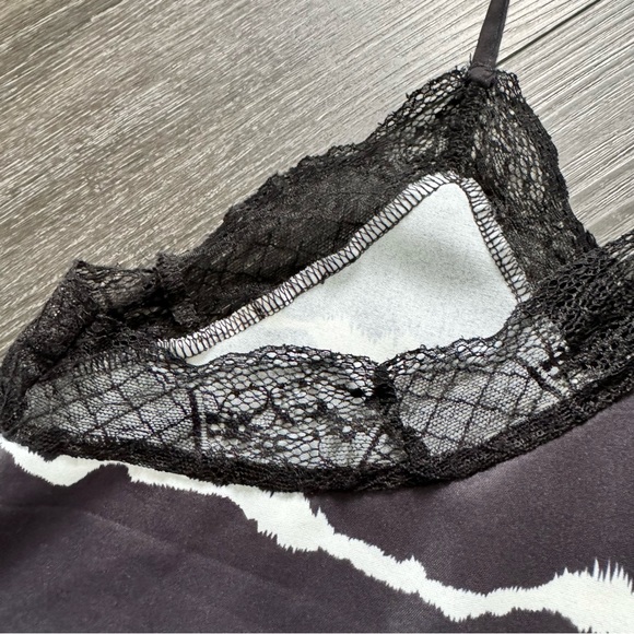 Lace v-neck top. - Picture 11 of 11